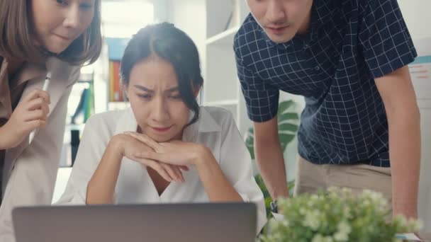 Skupina Mladých Asijských Podnikatelů Ležérní Oblek Podívat Notebook Vzrušení Dohodou — Stock video