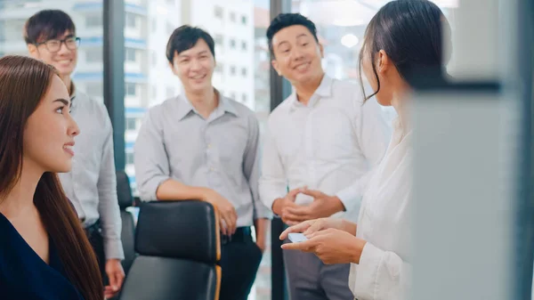 Asiatiske Forretningsmenn Forretningskvinner Som Møter Tankevekkende Ideer Som Leder Kolleger – stockfoto