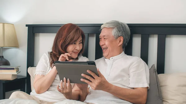 Asiática Pareja Ancianos Utilizando Tableta Casa Asiático Senior Abuelos Chinos — Foto de Stock