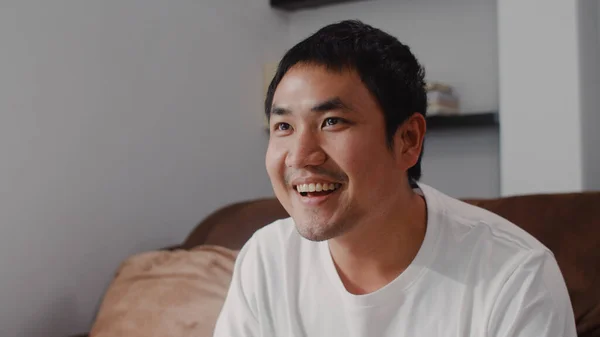 Ung Asiatisk Man Använder Joystick Spela Spel Vardagsrummet Manliga Känner — Stockfoto