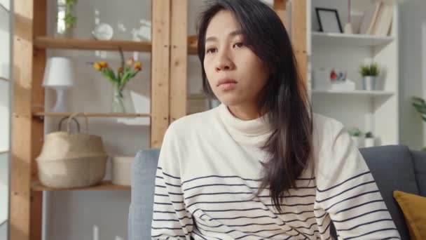 Zamyšlená Asijská Dáma Sedí Objímající Kolena Pohovce Obývacím Pokoji Domě — Stock video