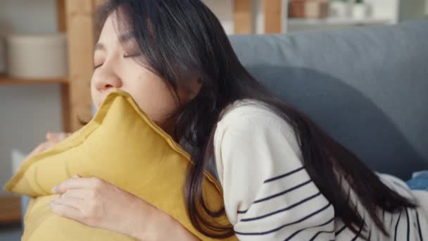 Ung Asiatisk Kvinna Lägger Sig Bekväm Soffa Vardagsrummet Sova Efter — Stockvideo
