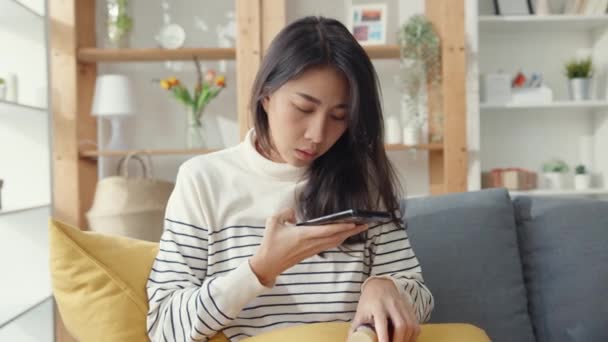 Enfermo Joven Asiática Mujer Mantenga Medicina Sentarse Sofá Tomar Una — Vídeos de Stock