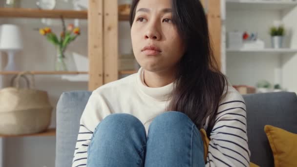 Pensativo Ásia Senhora Sentar Abraçando Joelhos Sofá Sala Estar Casa — Vídeo de Stock