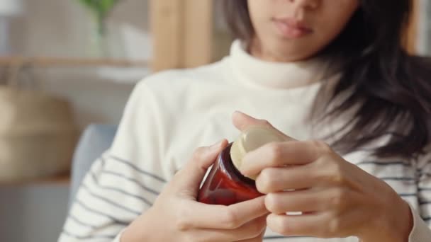 Malade Jeune Femme Asie Tenant Pilule Prendre Médicament Look Assis — Video