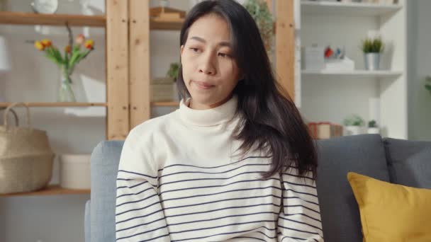 Gedachte Asia Dame Zitten Omhelzen Knieën Bank Woonkamer Thuis Kijken — Stockvideo