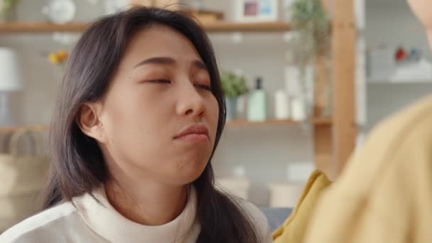 悲伤的年轻亚洲女人在家里的客厅里抱着好朋友拥抱彼此 带着病痛和不祥的感觉彼此扶持 — 图库视频影像