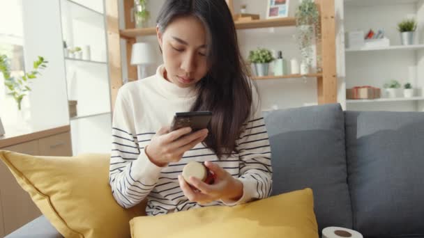 Kranke Junge Asiatinnen Mit Medikamenten Sitzen Auf Der Couch Und — Stockvideo