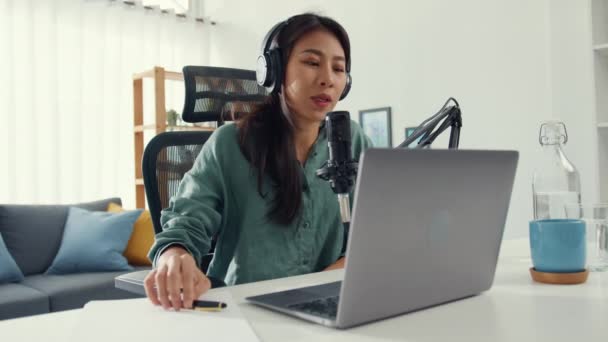 Mutlu Asyalı Kız Laptopuna Kulaklıkla Bir Podcast Kaydediyor Odasında Seyirciyle — Stok video