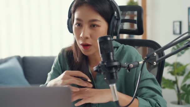Happy Asia Girl Enregistrer Podcast Sur Son Ordinateur Portable Avec — Video