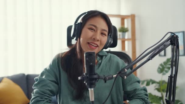 Happy Asia Chica Grabar Podcast Con Auriculares Micrófono Mirar Cámara — Vídeo de stock