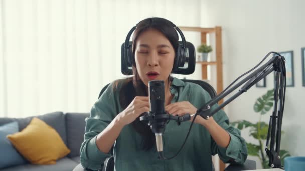 Happy Asia Chica Grabar Podcast Con Auriculares Micrófono Mirar Cámara — Vídeos de Stock