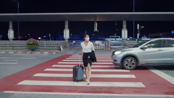 アジアのビジネスの女の子は 国内空港で車のターミナルを待つ外にドラッグ荷物を歩くと目的地の摩耗顔マスクに到着します ビジネス通勤者のCovidパンデミック ビジネス旅行の社会的距離概念 — ストック動画