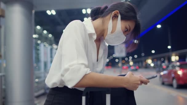 Chica Negocios Asiáticos Llegan Destino Desgaste Cara Máscara Pie Fuera — Vídeos de Stock