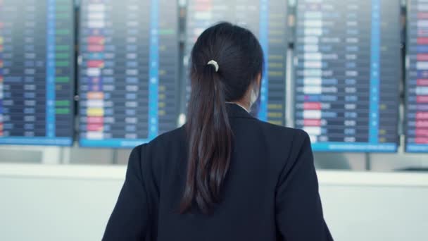 Asiatiska Företag Flicka Bära Ansiktsmask Med Resväska Stå Framför Styrelsen — Stockvideo