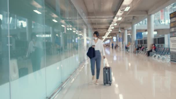 Азиатская Бизнес Девушка Использует Смартфон Регистрации Посадочном Талоне Прогулка Багажом — стоковое видео