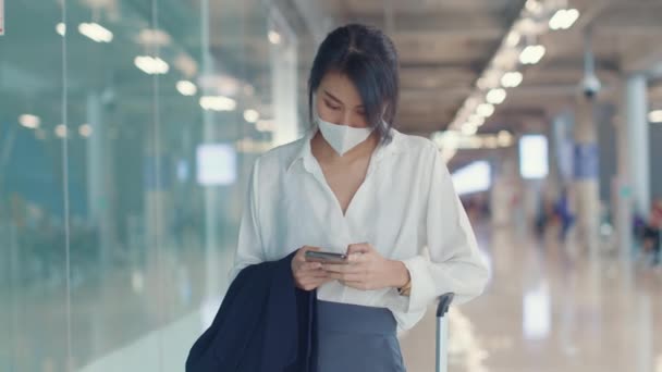Menina Negócios Asiática Usar Telefone Inteligente Para Check Passeio Cartão — Vídeo de Stock
