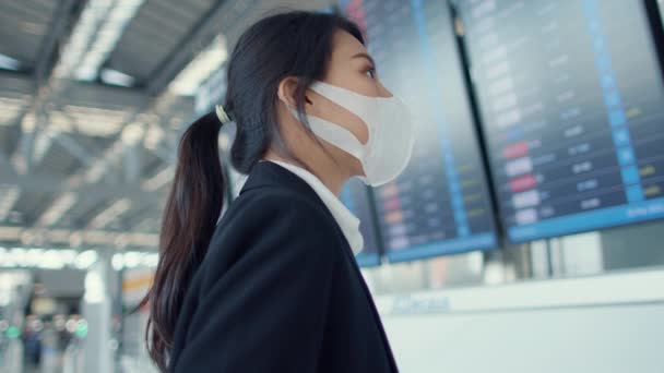 Asiatisches Businessgirl Trägt Gesichtsmaske Mit Kofferständer Vor Bord Und Schaut — Stockvideo