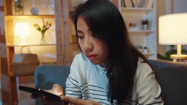 Bedachtzame Azië Dame Telefoon Vasthouden Zich Verdrietig Wachten Oproep Zitten — Stockvideo