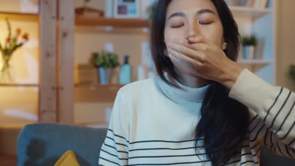 Sjuk Ung Asiatisk Kvinna Som Håller Piller Glas Vatten Medicin — Stockvideo