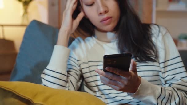 Átgondolt Ázsiai Hölgy Kezében Telefon Szomorú Érzés Vár Hívás Kanapén — Stock videók