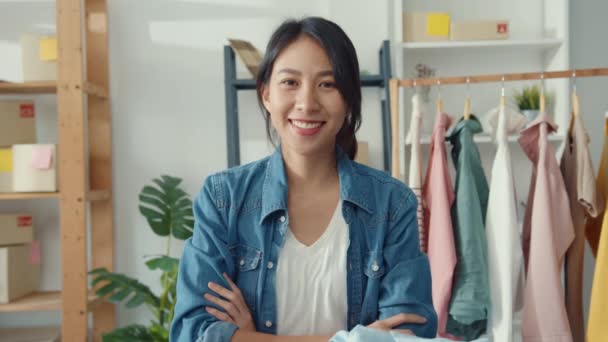 Retrato Una Joven Diseñadora Moda Asiática Sintiéndose Feliz Sonrisa Brazos — Vídeo de stock