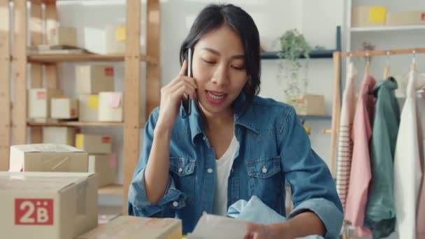 Молодая Азиатская Предпринимательница Используя Смартфон Получает Заказ Покупку Проверяет Товар — стоковое видео