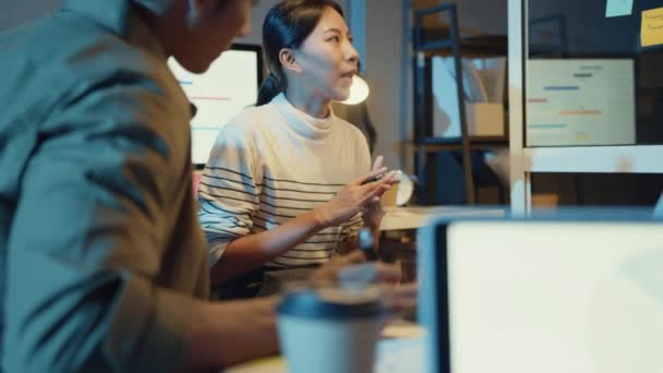 Asia Businesspeople Stand Transparent Glass Wall Listen Manager Pointing Progress — Stock Video