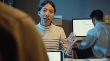 Asyalı işadamları planlama istatistikleri, beyin fırtınası ve Tablet Noktası Grafik Çizelgesi Başkanı ve çalışanları ile toplantı planlama istatistikleri modern ofis gecesinde not alıyorlar. Finans stratejisi başarı kavramı.