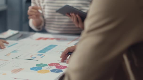 Jovens Empresários Asiáticos Felizes Mulheres Negócios Que Encontram Brainstorming Algumas — Vídeo de Stock