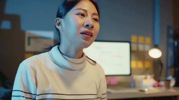 Счастливые Молодые Азиатские Бизнесмены Деловые Женщины Встречаются Мозговой Штурм Некоторые — стоковое видео