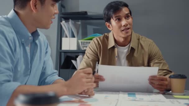 Boldog Fiatal Ázsiai Üzletemberek Üzletasszonyok Találkoznak Ötletelés Néhány Ötletet Projekt — Stock videók