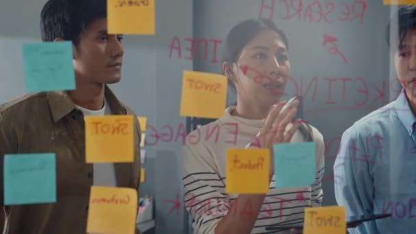 Asijští Podnikatelé Stojí Průhlednou Skleněnou Stěnou Naslouchají Manažerovi Který Poukazuje — Stock video
