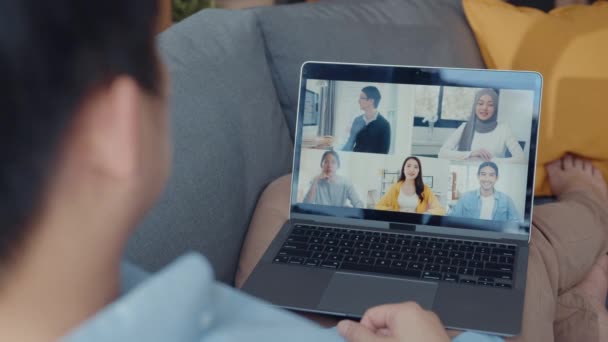 Fiatal Ázsiai Üzletember Laptoppal Beszél Kollégáival Tervről Videohívásos Találkozón Miközben — Stock videók