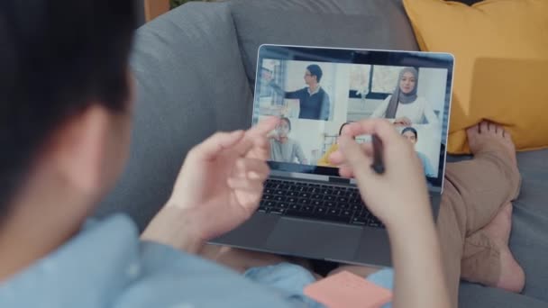 Mladý Asijský Podnikatel Který Používá Notebook Mluví Kolegy Plánu Videohovorů — Stock video