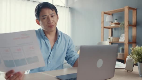 Frilans Asien Kille Casual Bära Med Laptop Och Dricka Kaffe — Stockvideo