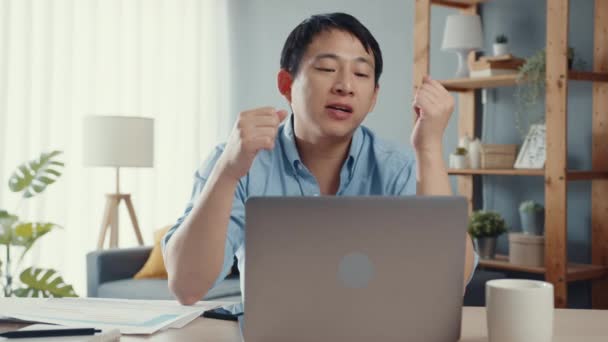 Ung Asiatisk Affärsman Med Bärbar Dator Prata Med Kollegor Planen — Stockvideo