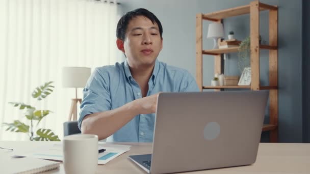 Ung Asiatisk Affärsman Med Bärbar Dator Prata Med Kollegor Planen — Stockvideo