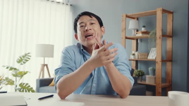 Mladý Asijský Podnikatel Používající Počítač Notebook Mluvit Kolegy Plánu Videohovoru — Stock video