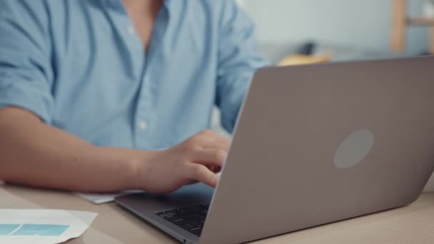 Хлопець Вільної Азії Недбало Носить Ноутбук Онлайн Навчаючись Вітальні Працюючи — стокове відео