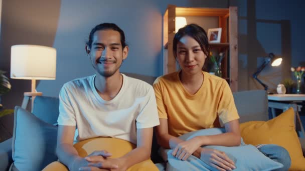 Boldog Fiatal Ázsiai Pár Férfi Nézi Kamera Mosoly Vidám Videohívás — Stock videók