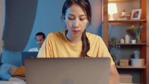 Freelance Asia Pareja Hombre Mujer Casual Esposa Foco Financiero Trabajo — Vídeo de stock