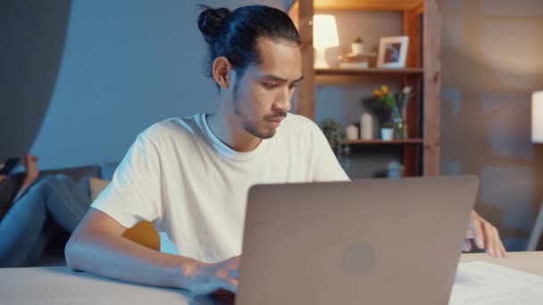 Freelance Asiático Casal Homem Mulher Marido Casual Foco Trabalho Computador — Vídeo de Stock