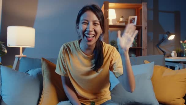 Szczęśliwa Młoda Azjatycka Kobieta Patrząc Aparat Cieszyć Noc Impreza Online — Wideo stockowe