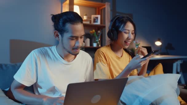 Szabadúszó Ázsiai Pár Férfi Alkalmi Hasband Munka Laptop Számítógép Éjjel — Stock videók