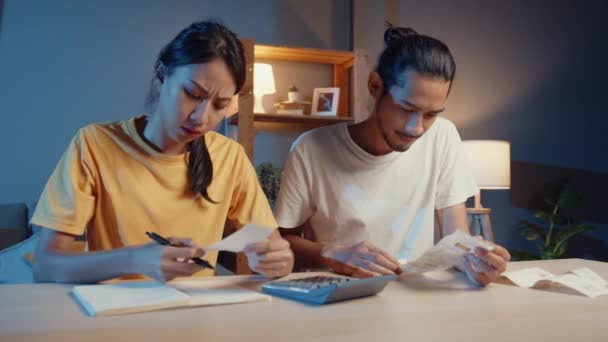 Stress Ásia Casal Homem Mulher Usam Calculadora Para Calcular Orçamento — Vídeo de Stock