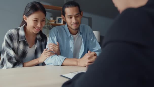 Happy Azië Jong Klantenpaar Klaar Ondertekenen Bank Lening Overeenkomst Voor — Stockvideo