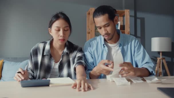 Stress Asiatische Paar Mann Und Frau Verwenden Taschenrechner Zur Berechnung — Stockvideo