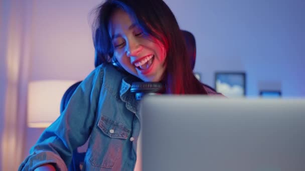Happy Asia Chica Blogger Jugar Sintetizador Teclado Usar Auriculares Grabar — Vídeo de stock