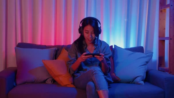 Happy Asia Dívka Hráč Nosit Sluchátka Soutěž Videohry Line Chytrým — Stock video